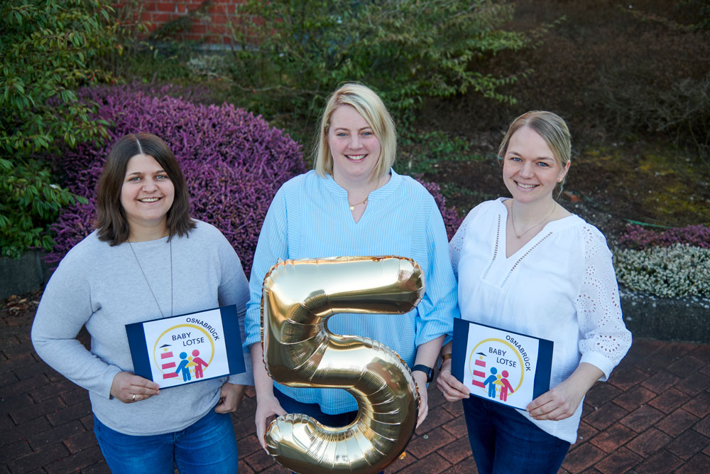 _DSC0123 Die Babylotsinnen stehen mit einer "5" nebeneinander.