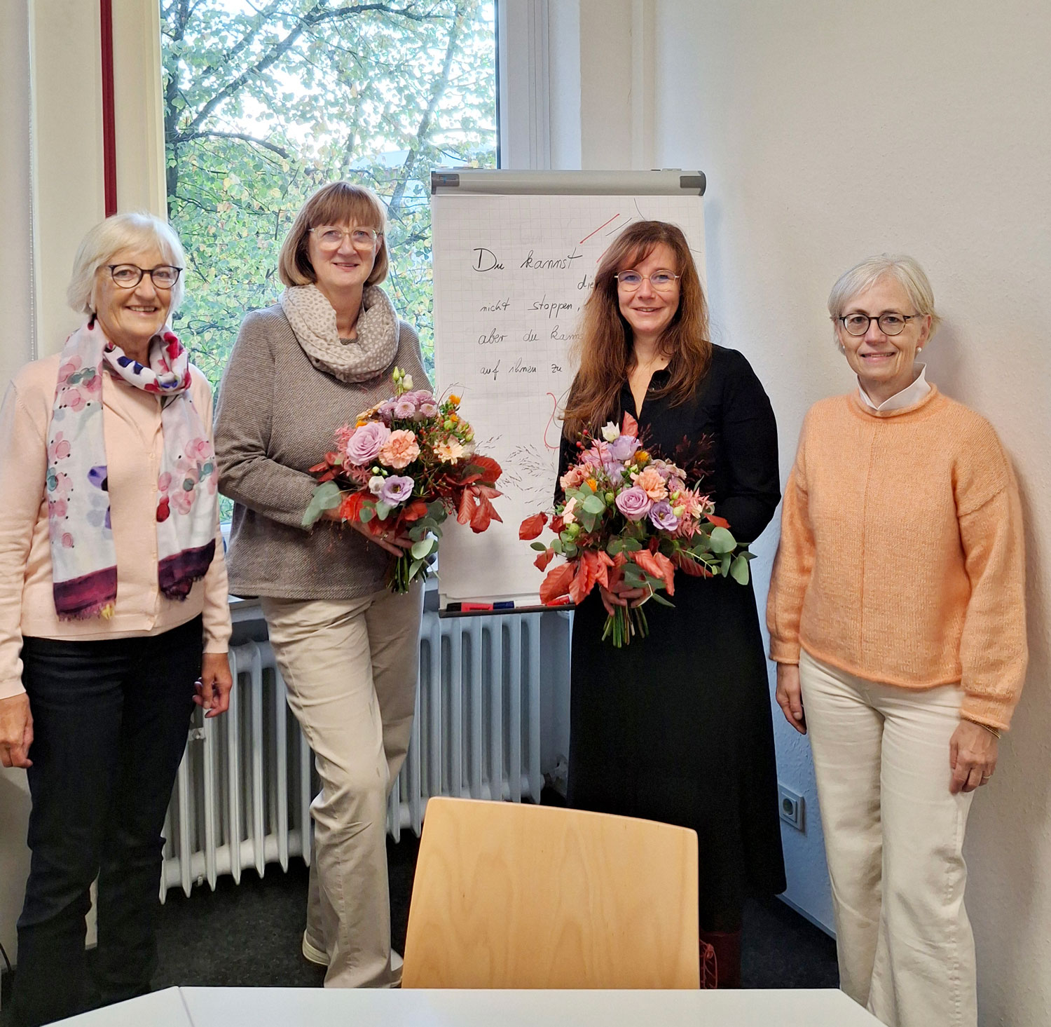 Frau Tabor wird von Frau Ottens und dem Vorstand begrüße