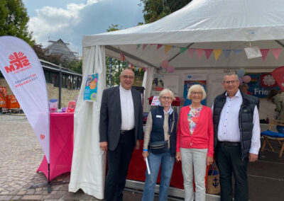 Der Vorstand seht im Pavillon