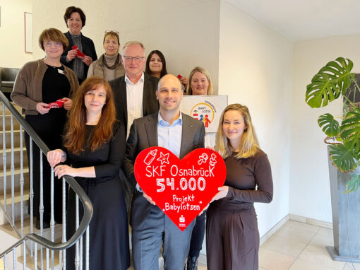 Gemeinsam für einen guten Start ins Leben: Sparkasse Osnabrück und Stiftung sichern ein erweitertes Babylotsen-Angebot für zwei Jahre Gemeinsam für einen guten Start ins Leben: Sparkasse Osnabrück und Stiftung sichern ein erweitertes Babylotsen-Angebot für zwei Jahre
