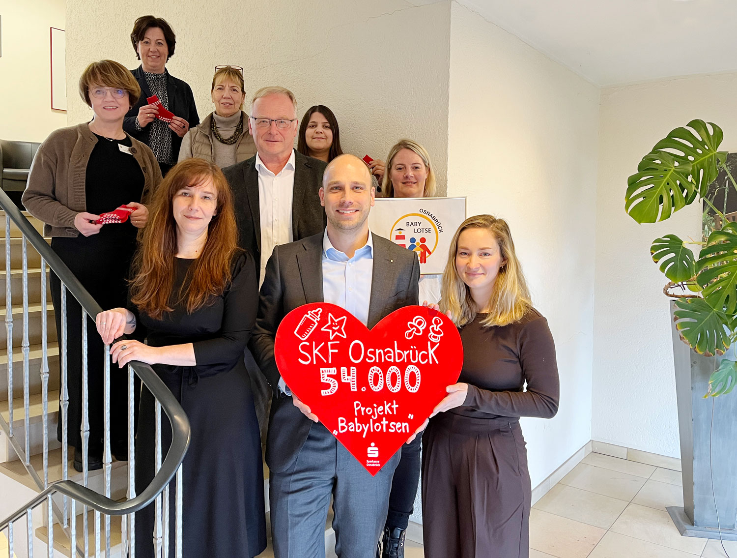 Anke Dreyer-Pranger, Sandra Kockmeyer, Elli Kowert Bielfeld, GF Marike Tabor (SkF Osnabrück Stadt und Landkreis e. V.) Petra Buderath, Corinna Kockläuner (Diakonie) Andrea Lücke, Dr. Götz Menke (MHO) Fabian Winkler, Vorstandsmitglied der Sparkasse Osnabrück