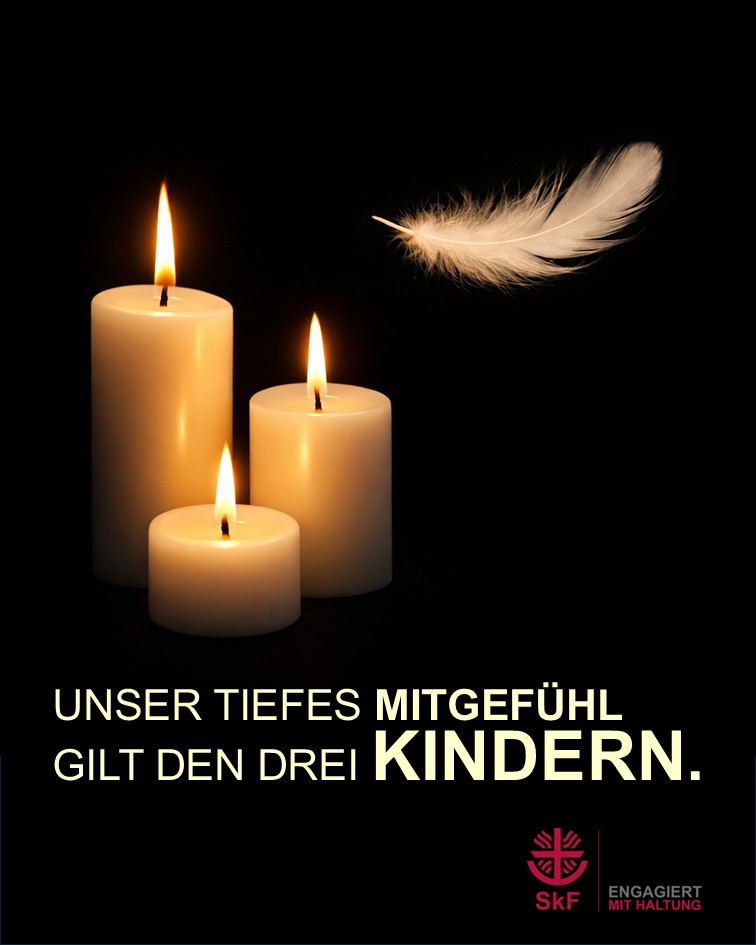 Drei brennende Kerzen mit einer Feder