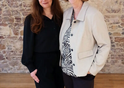 Marike Tabor und Birgit Ottens stehen lachend nebeneinander