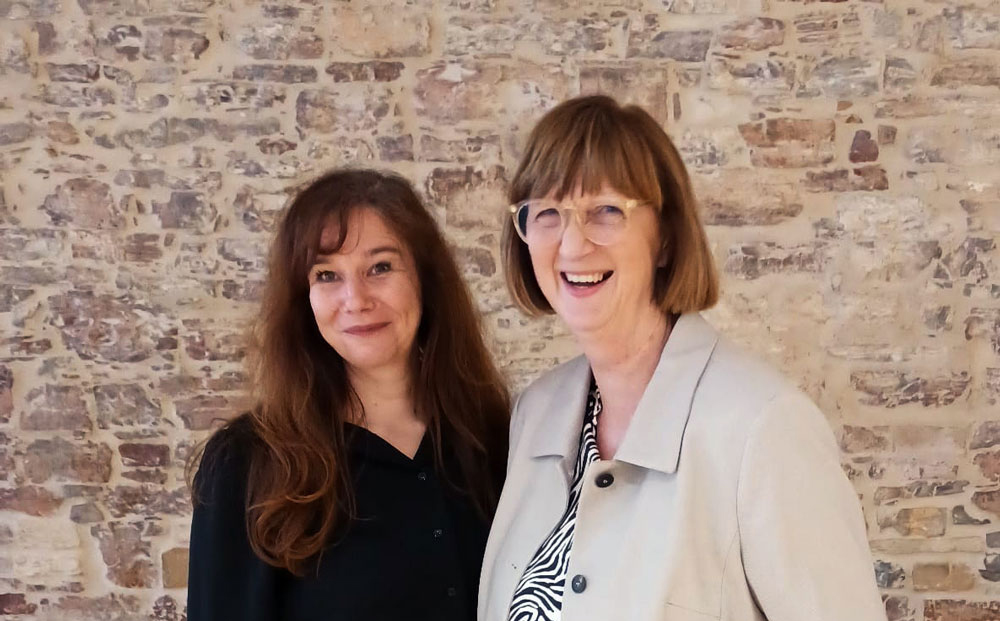 Marike Tabor und Birgit Ottens stehen lachend nebeneinander