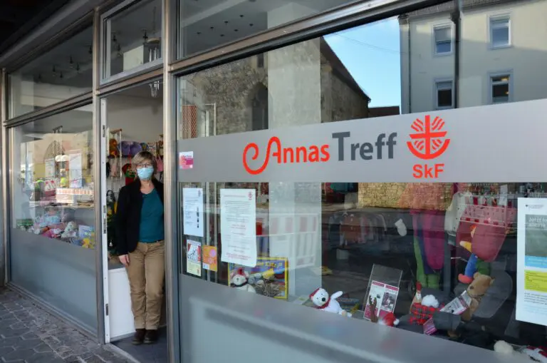 2021_01_21_SkF_Annas-Treff-16-768x509.jpg Zwei Jungs stehen Rücken an Rücken und lachen