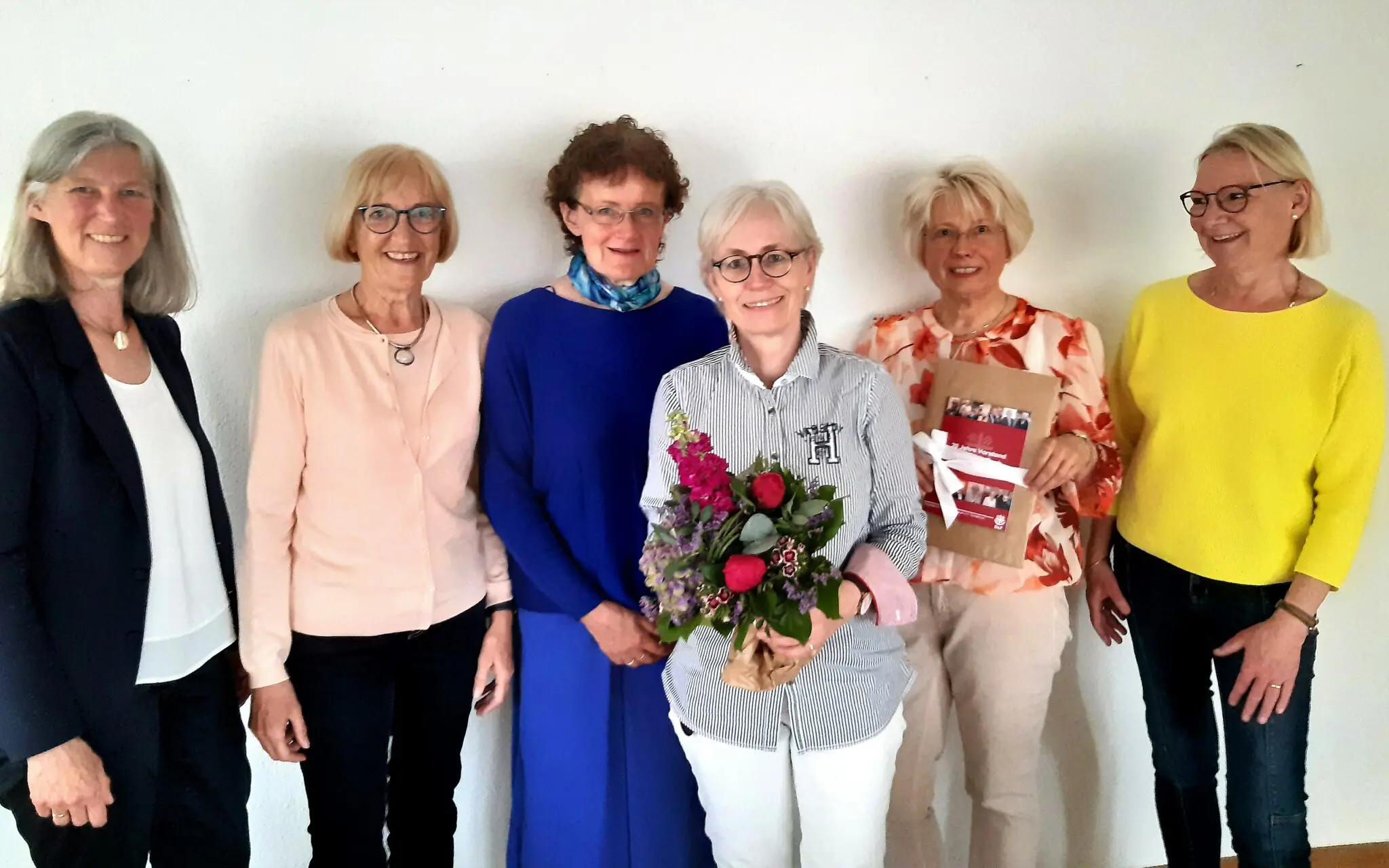 Es gratulierten ihre Vorstandskolleginnen Dr. Jutta Brockhage, Hildegard Oevermann, Ute Schöniger, Gertrud Lemmen-Kalker, Rita Plogmann und Ulrike Nülle