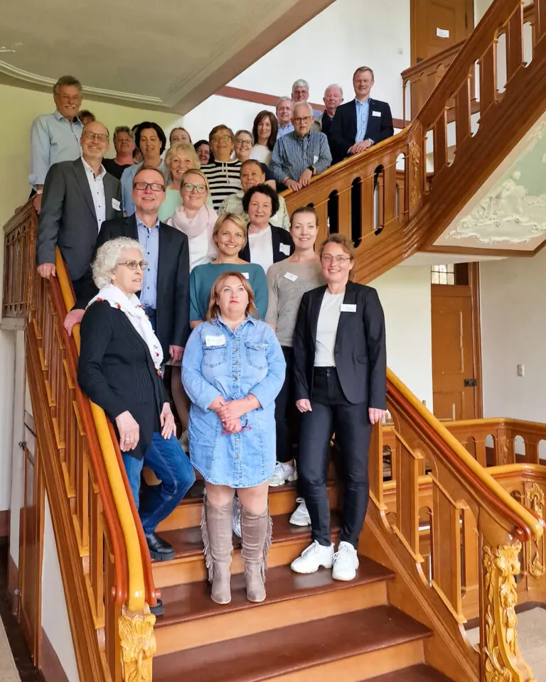 20230510_163504-1-768x960.jpg Die ehrenamtlichen Betreuer stehen in einem Gruppenbild auf einer Treppe