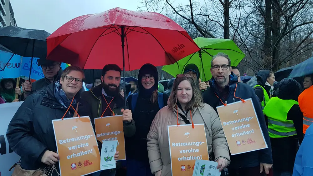 20241128_082955-web.jpg Das team trägt Plakate um den Hals "Betreuungsvereine erhalten"