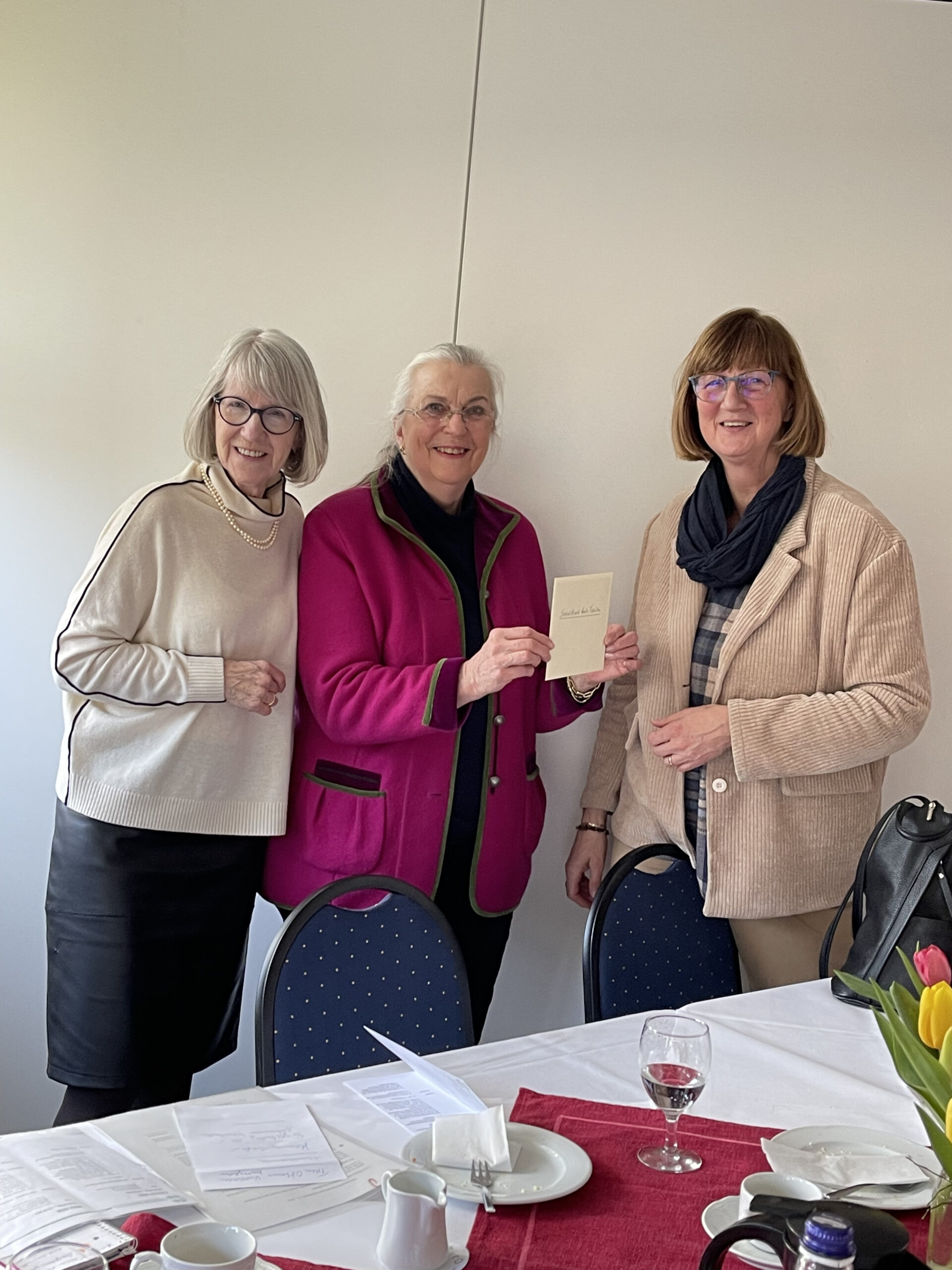 2025-02-26_Frauenforum Osnabrück e. V. Frau Schomaker und Frau Kettler überreichen die Spende