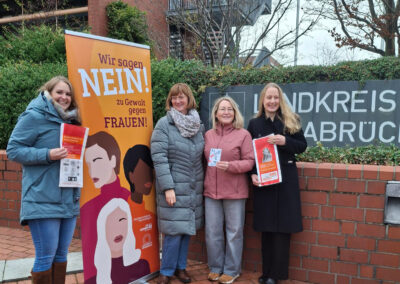 Das Team steht mit Frau Ottens und Landrätin Kebschul vor dem Landkreisgebäude