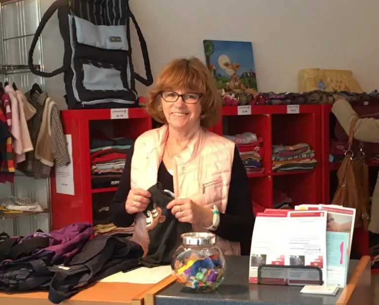 Annas-Treff-e1496394392902-768x619.jpg eine Frau sitzt aneine, Tisch und strickt