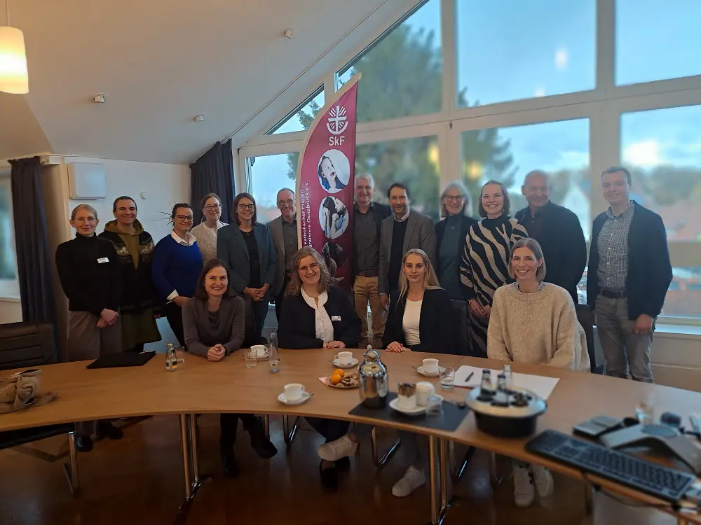 Cometogetherhttps02.jpg Gruppenbild vor dem Round Table