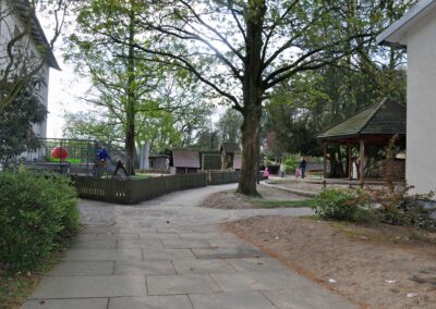 Weg hinter dem Gebäude