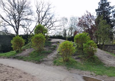 Spielhügel mit Büschen