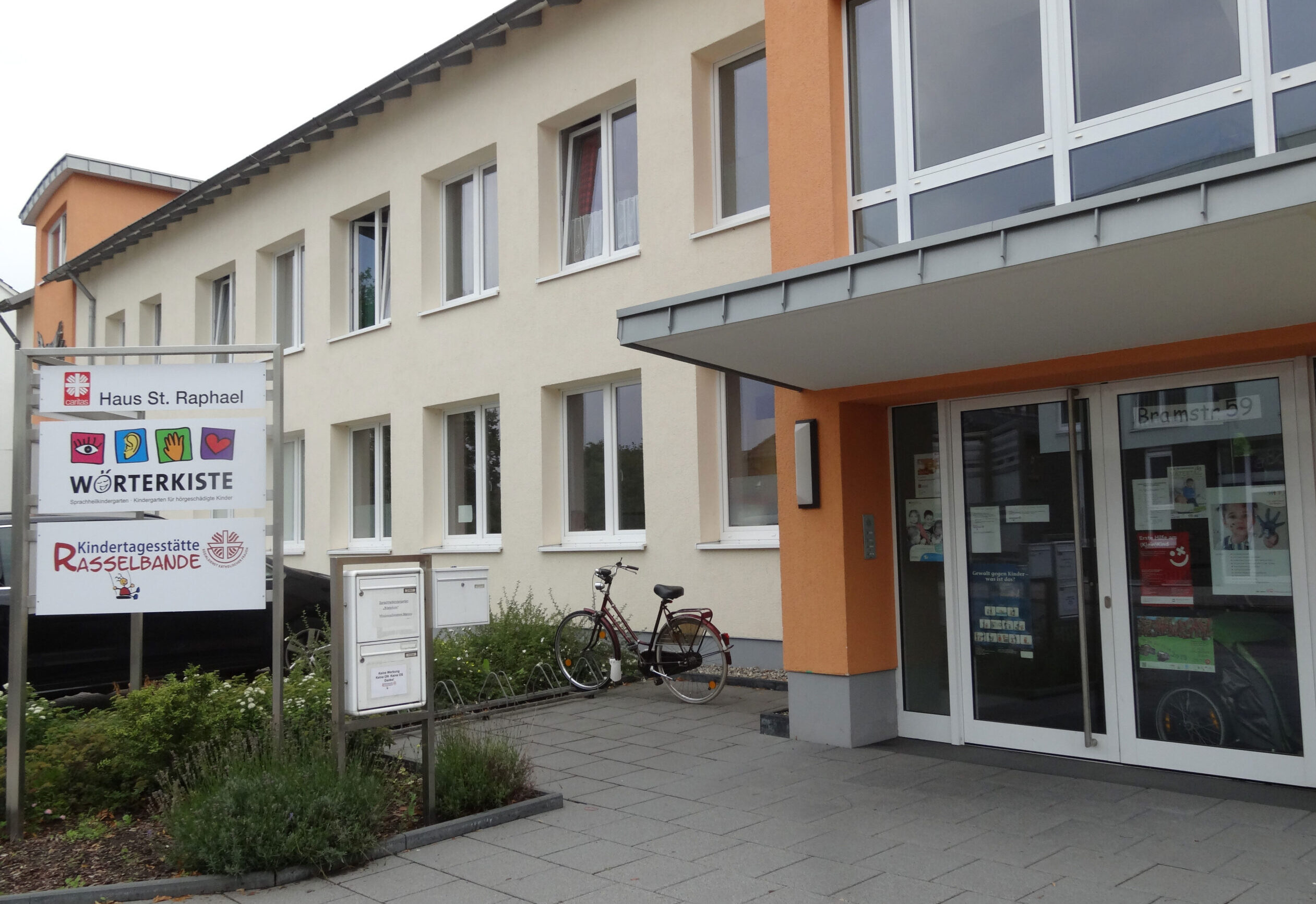 Weg auf das Gebäude