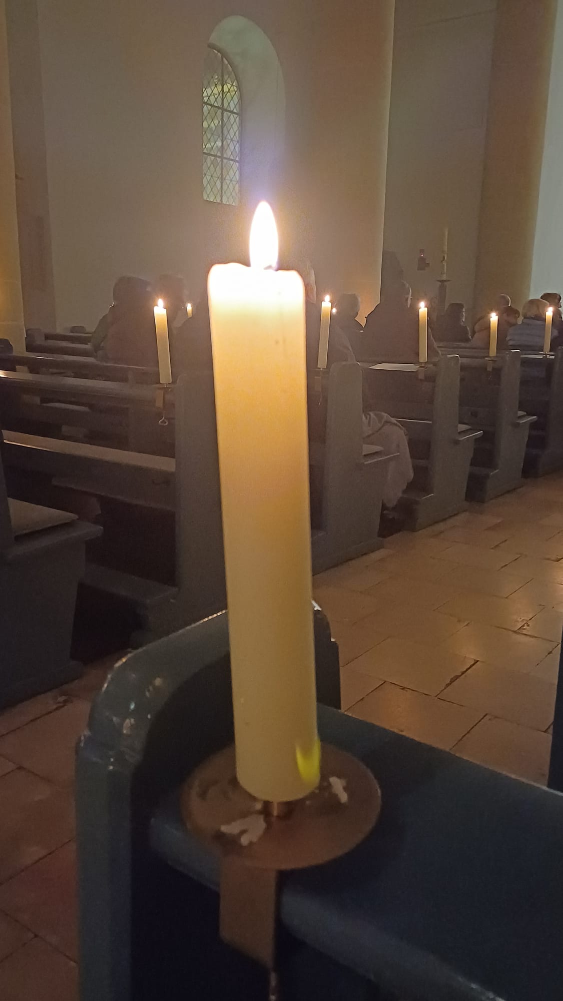IMG-20241213-WA0006 Eine Kerze brennt in der Kirche