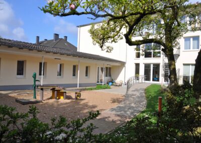 Gebäude vom Garten aus