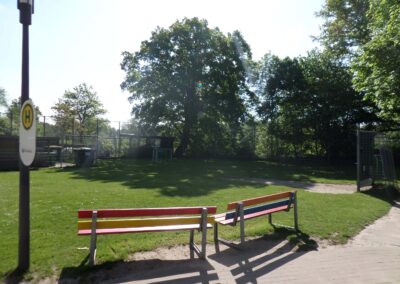 zwei Bänke mit Blick auf Rasen