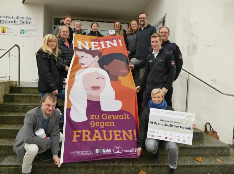 NovemberAktion1-768x573.jpg Personen stehen mit einem Banner "Nein zu Gewalt gegen Frauen"