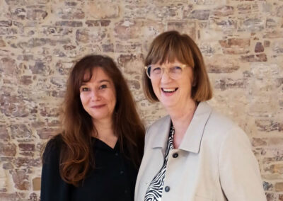 Frau Tabor und Frau Ottens stehen nebeneinander