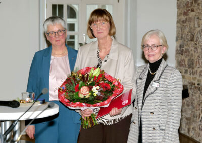 Frau Ottens bekommt Blumen vom Vorstand