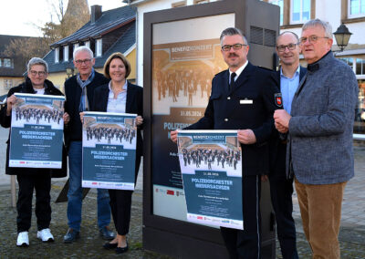 Die Organisatoren zeigen die Plakate