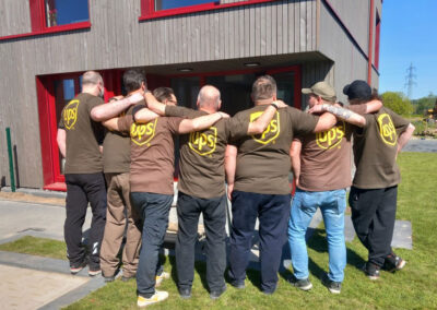 Die Mitglieder des UPS-Teams stehen zusammen