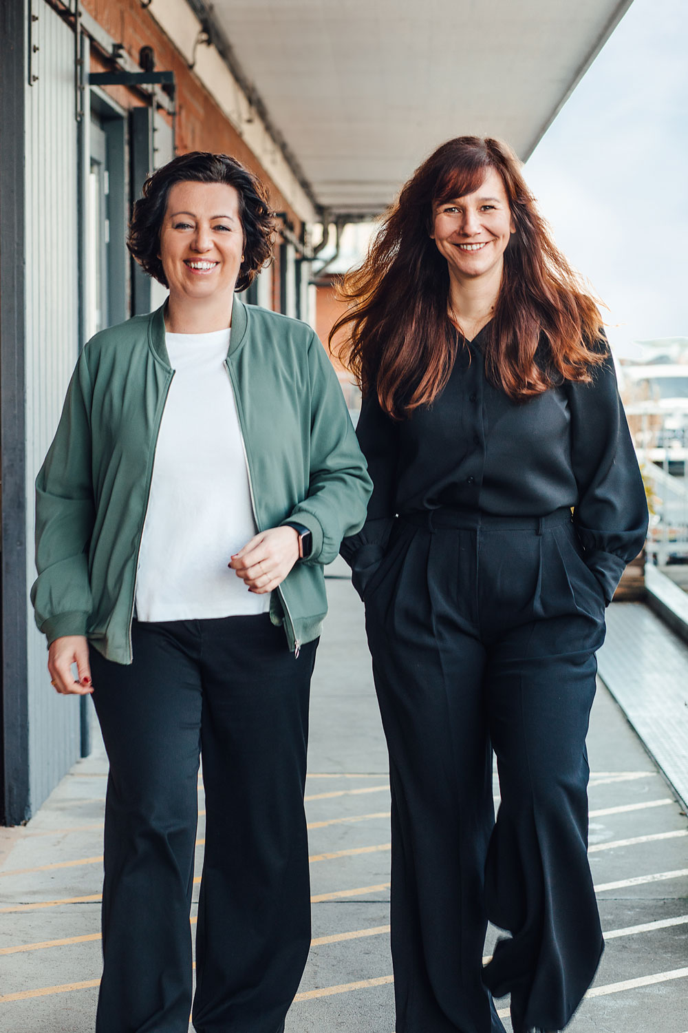 tabor-dreyer-pranger-SKF_5726-web Anke Dreyer-Pranger und Marike Tabor gehen nebeneinander.