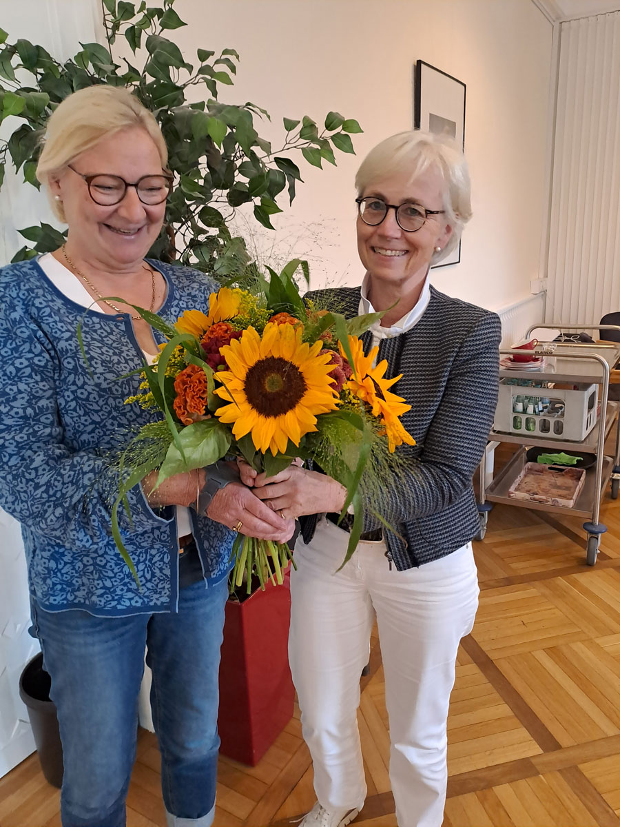 vorstand-web Vorsitzende Gertrud Lemmen-Kalker (re) gratuliert Ulrike Nülle
