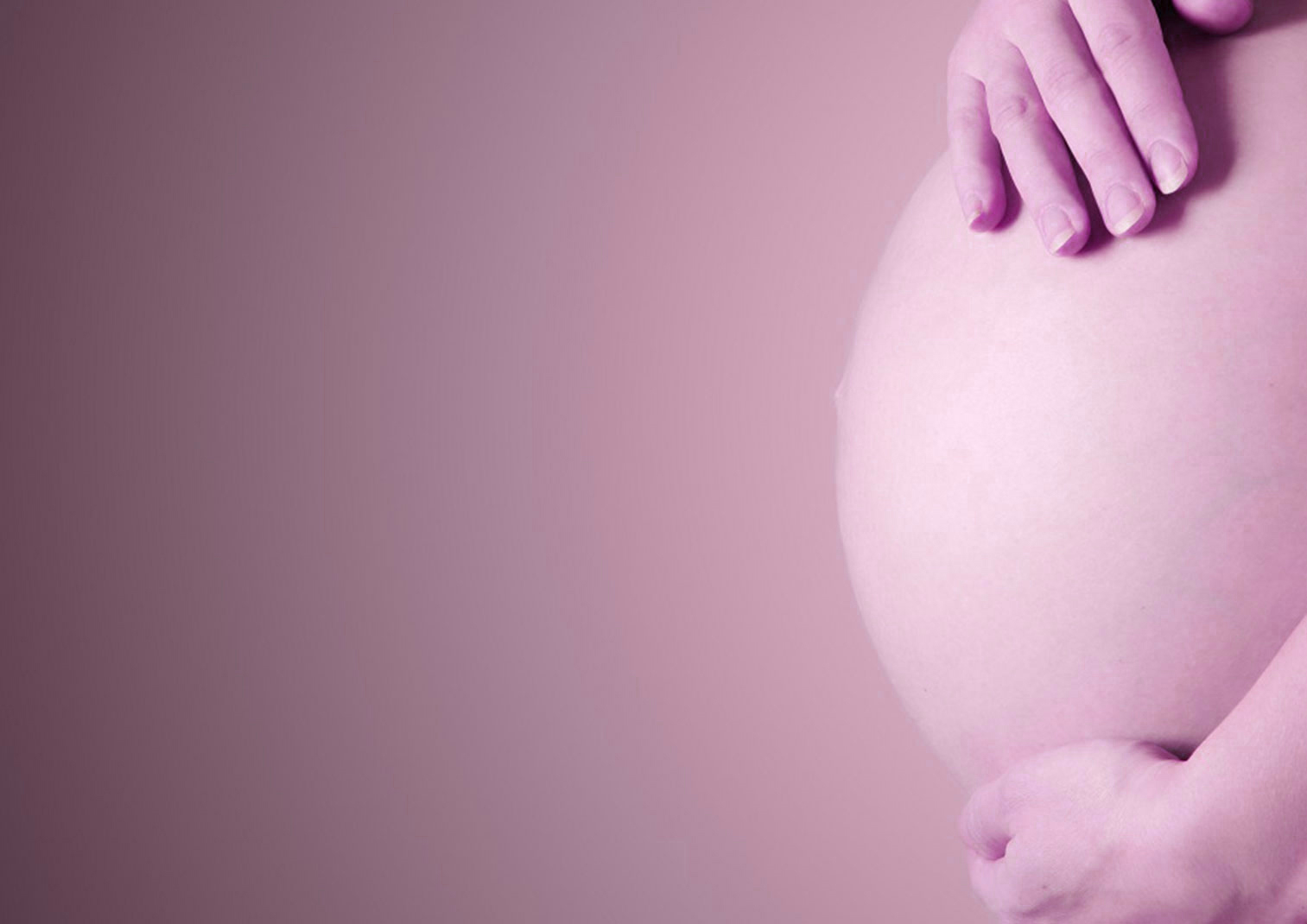 Schwangerenberatung-bauch Eine Schwangere hält ihren Bauch