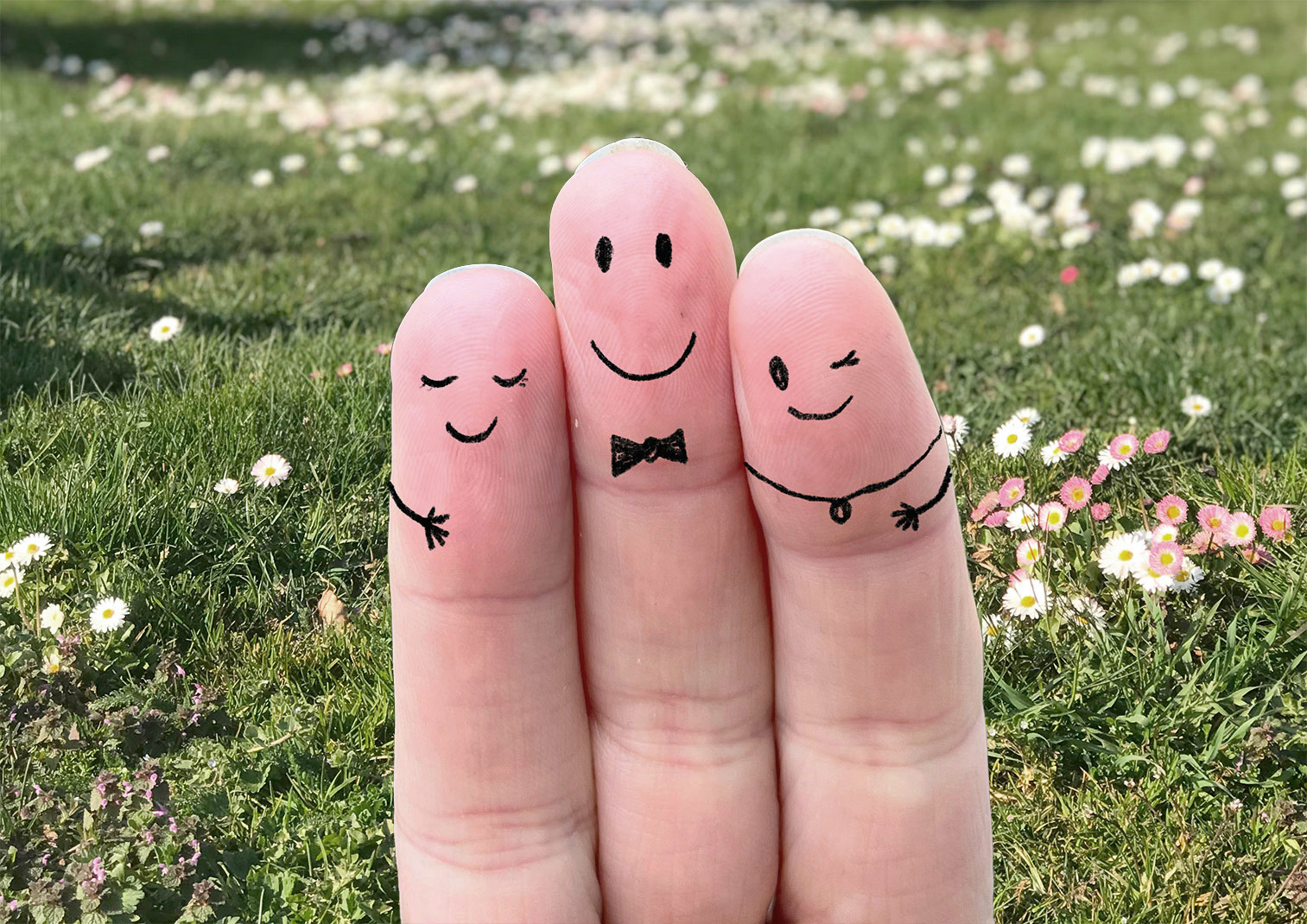 schwangerenberatung-finger Drei Finger sind mit Gesichtern bemalt und bilden eine Familie